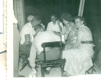 Mann, der für ein anderes Bier außerhalb Veranda Kartenspiel 1950er Jahre Foto Vintage schwarz weiß Foto Bild