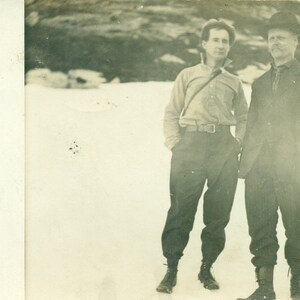 1909 Skagway Alaska Uomini in piedi Fuori neve Montagna Inverno AK Antiquariato RPPC Reale Foto Cartolina Foto Foto Nero Bianco Foto