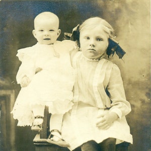 Helen Tuttle und Elisa Miller Big Girl 1910s RPPC Real Photo Postkarte