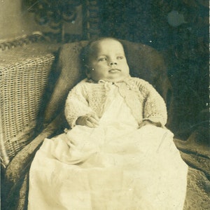 Nouveau bébé avec double menton Wicker Chair Portrait des années 1910 RPPC Real Photo Postcard Antique Photograph