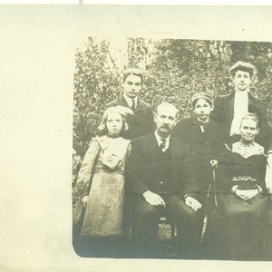 Unglücklich Familienbild Stirnrunzeln Kinder 1900er Jahren RPPC Antik Vintage Fotografie Real Photo Postkarte