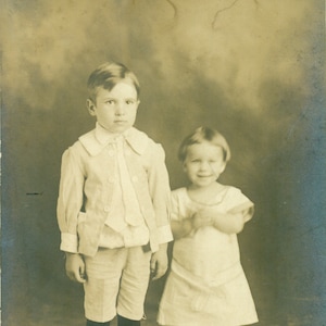 Menina feliz, miserável, irmão mais velho, em pé, 1900, RPPC, foto real, cartão postal, fotografia antiga