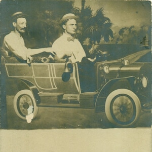 1910 hombres conduciendo cartón coche divertido estudio prop manos en horn RPPC postal vintage foto fotografía