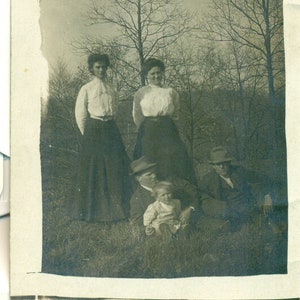 May Charlie Will Saunders 1911 Familie im Gras rppc Echt Foto Postkarte Fotografie