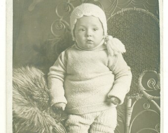 1910er Jahre Baby alle gebündelt stricken Winter Outfit Pullover Hose Hut RPPC Postkarte antike FotoFoto