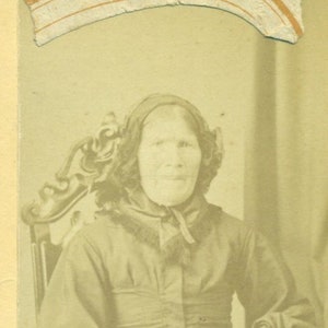 Watertown Wi Stara kobieta w czepku Antyczne Wisconsin Carte De Viste Czarno-białe zdjęcie Fotografia
