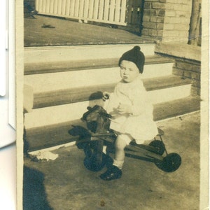 Baby auf Spielzeug Pferd Scooter Push Cart Trike 1920er Jahre Foto schwarz weiß Fotografie