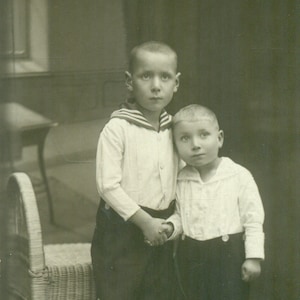 Hamburgo Alemanha Irmãos Meninos De Mãos Dadas RPPC Foto Real Cartão Postal Foto Preto Branco