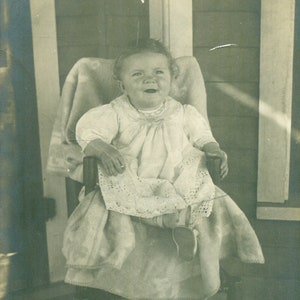 Happy Baby Girl sitzend draußen Bauernhof Stuhl Sommer Veranda antik RPPC echte Foto Postkarte Fotografie Schwarz Weiß