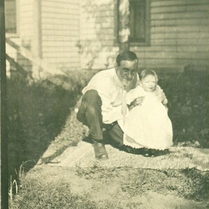 Fier Pappa Tenant Posant Bébé Pour Photo 1910s Antique RPPC Real Photo Carte Postale