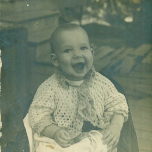 夏のポーチの外に座る幸せな赤ちゃんの大きな笑顔 1910 年代アンティーク RPPC 実写ポストカード