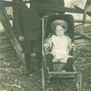 Bill Charley Brewer Big Boy sentado no carrinho Brothers Kids 1910s RPPC Foto real de cartão postal