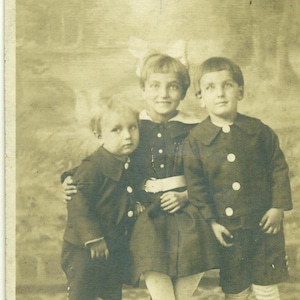 Glückliche schüchterne Mädchen junge Geschwister Familie Portrait Button Stiefel antike RPPC echte Foto Postkarte Foto schwarz weiß Foto