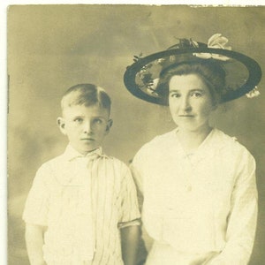 Mujer sentada en sobredimensionado sombrero floral Son Boy RPPC foto postal real fotografía negro blanco foto