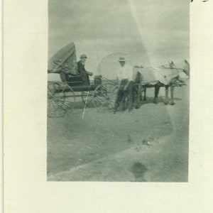 Mężczyźni z końmi i bryczkami pędzący wozem 1910. Antyczna RPPC Prawdziwe zdjęcie pocztówka Czarno-białe zdjęcie