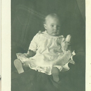マリー・グローブス ガラガラを持つ女の赤ちゃん 1911 RPPC 実写ポストカード写真 白黒写真