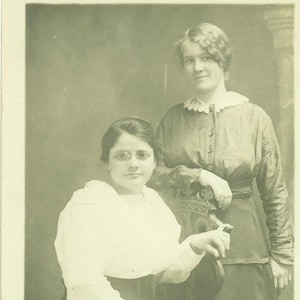 Sœurs studieuses portant des lunettes jeunes femmes des années 1910 RPPC antique Real photo carte postale photographie photo noir blanc
