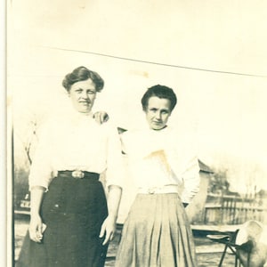 Hannah et sa sœur Funny Looking Girls Antique RPPC Real Photo Carte postale Photo Black White Photo