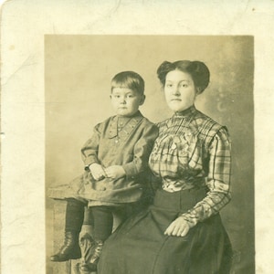 Madre y curioso hijo mirando hacia los lados Estudio Retrato 1910s Antique RPPC Real Photo Postcard Photograph Negro Blanco Foto