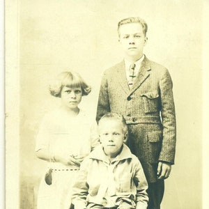 Intensive Kinder schweren Brüder Schwestern Portrait 1920er Jahre RPPC echtes Foto Postkarte antiker Fotografie schwarz weiß Foto