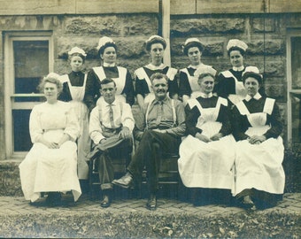 Die Stabsmädchen in Uniform Superguard Männer Gruppenbild Antike RPPC Echtfoto-Postkarte