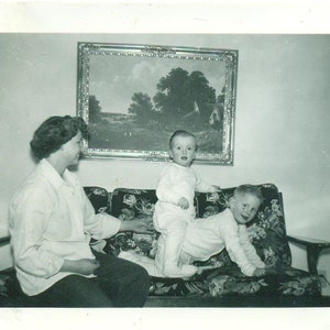 1940s baby zittend op Big Brother spelen paard back ride 40 vintage foto zwart wit foto