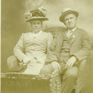 Atlantic City NJ Calçadão Foto Passeio de Carruagem de Vime Marido Esposa RPPC Foto Real Cartão Postal Antigo Vintage Preto Branco Fotografia