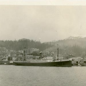 Nave a vapore d'epoca nel porto Pacific Northwest o Alaska Dock Town Foto Fotografia