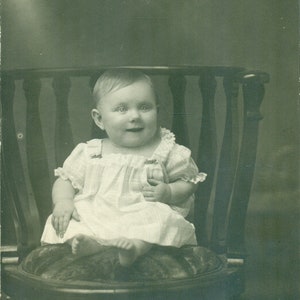 木の椅子に裸足で座る幸せそうな赤ちゃんの大きな笑顔 1910 年代 RPPC 実写ポストカード アンティーク写真