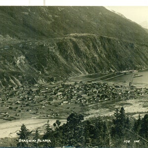 1910 Skagway Alaska Mountain Town View AZO RPPC Cartolina fotografica reale non spedita