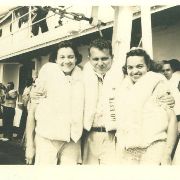 Tragejacken auf Kreuzfahrtschiff Deck für Bohrer Familie Urlaub Vintage Schwarz Weiß Fotofotografie