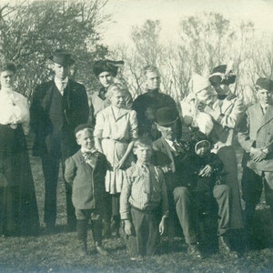 Familie Reunion Gruppe Foto Baby Opa Lap stolze Jungs außerhalb der 1900er Jahre RPPC echte Foto Postkarte Foto schwarz weiß Foto