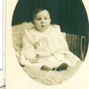 Ben Davis Lime Springs IA Baby Boy Attentive Watching Antique RPPC Real Photo Carte postale