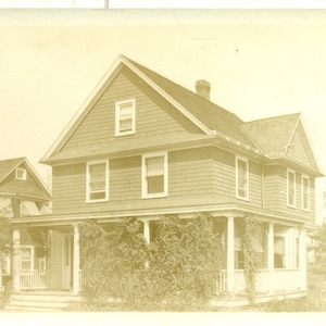 Casa en la ciudad usando Ivy Trellis Planta como front porche sun screen 1900s RPPC Real Photo Postal Antique