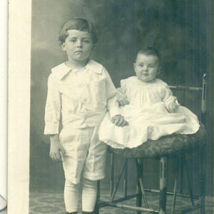 Ich würde eher feierlichen Jungen mit Baby-Studio-Porträt-antike RPPC reale Foto-Postkarte spielen
