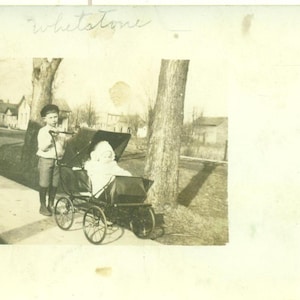 Whistone bebê em carrinho de carrinho empurrado pelo irmão antigo RPPC foto real cartão postal foto preto e branco