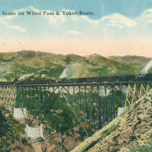 Scena del ponte in acciaio su White Pass e Yukon Route Treno a vapore Cartolina a colori antica del 1900 non spedita