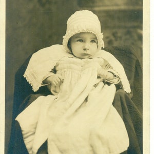 Retrato de bebê com a mãe escondida sob o cobertor segurando-a 1910 RPPC Foto real Cartão postal antigo preto e branco