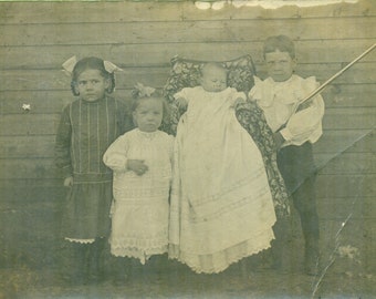 MO, petit garçon tenant une arme d'épaule, ses petites soeurs à l'extérieur de la vraie carte postale photo antique RPPC, non postée