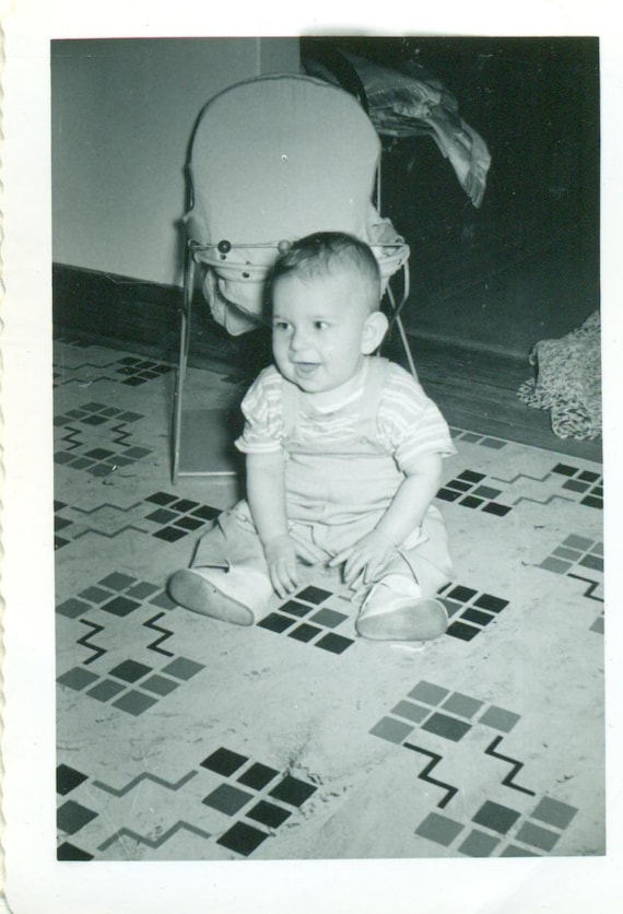 Photo Ancienne Vintage Noir Et Blanc - Bel Enfant Sur Chaise Empire - Décoration Rétro