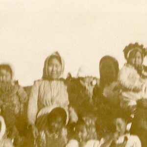 Antico Port Heiden Bering Sea Alaska Nativo Eschimese Foto Donne Bambini Bambini Fotografia Vintage