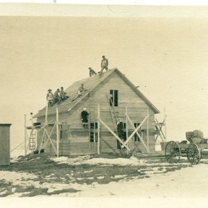 Bouwvakkers die een huis bouwen Winter auto dak steiger jaren 1920 antieke RPPC echte foto briefkaart