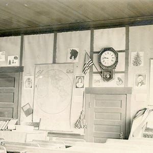 Antica aula scolastica dell'Alaska, interno della foto, scrivanie, orologio regolatore, quadri sulle pareti, fotografia, bianco e nero