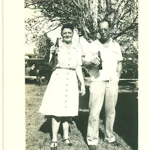 Mamãe e papai dos anos 1940 tomam uma garrafa de cerveja pop Marido Esposa bebendo Foto Preto Branco Fotografia