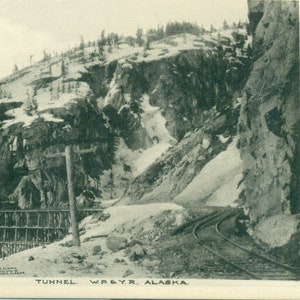 1929 Tunnel ferroviario White Pass Yukon Route Alaska Mountain Train Tracks RPPC Cartolina fotografica reale non spedita
