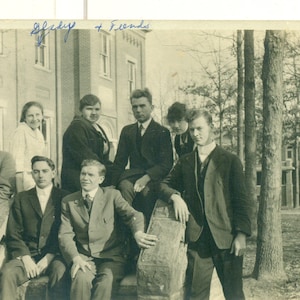 1930er Jahre College Kinder unbequem mann halten auf Treppe Schiene RPPC echte Foto Postkarte Foto schwarz weiß Foto