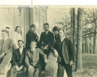 1930s College Kids Uncomfortable Man Holding On Stair Rail RPPC Real Photo Postcard Photographie Black White Photo