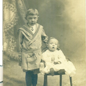 まだ写真を撮る準備ができていない子供たち 男の子 1910 年代 RPPC 実写ポストカード アンティーク写真
