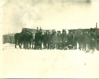 Winter Bauernhof Familie Gruppenfoto Pferde Mann sitzt auf Wäscheeimer Antike RPPC Echtfoto-Postkarte