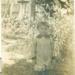 1909 Joseph Neyens Little Boy Standing OUTside Summer Sun RPPC Foto real Postal Fotografía antigua